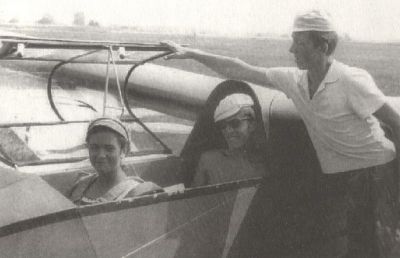 Na lotnisku Aeroklubu Rzeszowskiego w Jasionce w 1971 roku podczas szkolenia szybowcowego. W kabinie szybowca typu SZD-10 Czapla, od lewej Halina Rykiel i Witold Świadek. Stoi Wacław Nycz